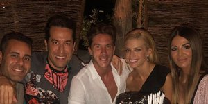 Ο Νίκος Οικονομόπουλος με την παρέα του /Φωτογραφία: Instagram/haris_sianidis