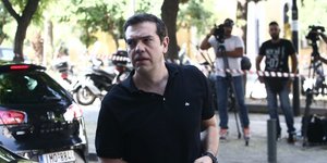 O πρωθυπουργός προσερχόμενος στη συνεδρίαση του Πολιτικού Συμβουλίου ΣΥΡΙΖΑ-Φωτογραφία: Eurokinissi/Τατιάνα Μπόλαρη
