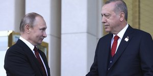 Ο Βλαντιμίρ Πούτιν με τον Ταγίπ Ερντογάν (Φωτογραφία: AP/ Burhan Ozbilici)