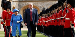 Η βασίλισσα Ελισάβετ και ο Ντόναλντ Τραμπ/Φωτογραφία AP