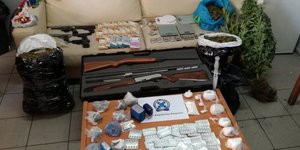 Oπλα και ναρκωτικά που κατασχέθηκαν από την επιχείρηση/ Φωτογραφία: EΛ.ΑΣ