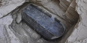 Η μαύρη γρανιτένια σαρκοφάγος που βρέθηκε στην Αλεξάνδρεια. Φωτογραφία: Ministry of Antiquities