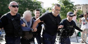 Ο κατηγορούμενος για το φόνο της Δώρας Ζέμπερη προσέρχεται στα δικαστήρια -Φωτογραφία: Eurokinissi/ΣΤΕΛΙΟΣ ΜΙΣΙΝΑΣ