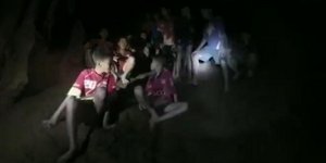 Ζωντανά βρέθηκαν και τα 12 παιδιά που είχαν εγκλωβιστεί σε σπηλιά