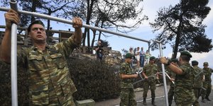 Ο στρατός στήνει σκηνές στο Μάτι για τους πυρόπληκτους- φωτογραφία intimenews