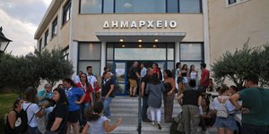 Πολλοί οι εθελοντές για βοήθεια στους πυρόπληκτους/ Φωτογραφία intime news