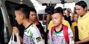 Εξιτήριο πήραν τα 12 παιδιά και ο προπονητής τους -Φωτογραφία: EPA/CHAICHAN CHAIMUN