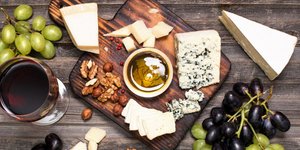 Μια παλέτα με τυριά