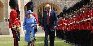 Ο Ντόναλντ Τραμπ με την βασίλισσα Ελισάβετ (Φωτογραφία: AP/ Pablo Martinez Monsivais)