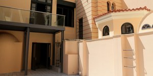 Το τριώροφο κτίριο χτίστηκε από τον διάσημο Γερμανό αρχιτέκτονα το 1885