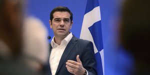 Με «θα» και απίστευτες παροχές μπαίνουμε στην προεκλογική περίοδο / Φωτογραφία: AP Photo/Giannis Papanikos