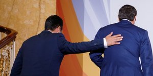 Ο Ζόραν Ζάεφ (αριστερά) ακουμπά φιλικά την πλάτη του Αλ. Τσίπρα στη σύνοδο των Δυτ. Βαλκανίων -Φωτογραφία: EPA/LUKE MACGREGOR / POOL