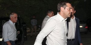 Ο Αλέξης Τσίπρας προσέρχεται για ενημέρωση