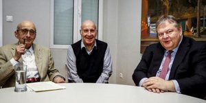 Ο Μάνος Ελευθερίου (αριστερά) και ο Ευ. Βενιζέλος (δεξιά) είχαν δώσει κοινή συνέντευξη στον Θ. Νιάρχο (κέντρο)
