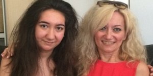 Μητέρα και κόρη μαζί στις Πανελλήνιες 2018/ Φωτογραφία:taxydromos.gr 