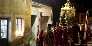 Η περιφορά των επιταφίων συνοδεύεται από τις φιλαρμονικές του νησιού