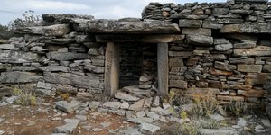 Δρακόσπιτα στην Καψάλα Στύρων στη νότια Εύβοια