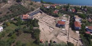 Τα έως τώρα ανεσκαμμένα κτίρια είναι δύο στοές