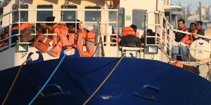 Εν αναμονή της δέσμευσης από σειρά ευρωπαϊκών χωρών για να διαμοιραστούν οι διασωθέντες