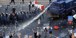 Διαδηλωτές πέταξαν μπουκάλια και πέτρες εναντίον αστυνομικών