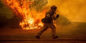 Πάνω από 14.000 πυροσβέστες δίνουν μάχη σε 17 πύρινα μέτωπα στην Καλιφόρνια (Φωτογραφία: ΑΡ)