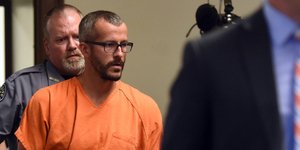 Ο Κρίστοφερ Γουάτς οδηγείται στο δικαστήριο (Φωτογραφία: ΑΡ) 