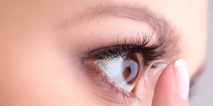 Γυναίκα βάζει φακό επαφής /Φωτογραφία: Shutterstock
