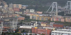 Λίγη ώρα μετά την κατάρρευση της γέφυρας στη Γένοβα / Reuters