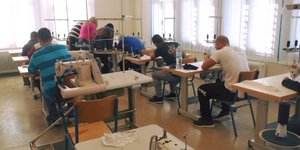 12 κρατούμενοι έμαθαν την τέχνη της ραπτικής μέσα στις φυλακές