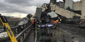 Αγωνιώδεις προσπάθειες κάνουν οι διασώστες (Φωτογραφία: AP/ Matteo Pucciarelli)