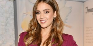 H Jessica Alba ποζάρει στον φακό/Φωτογραφία Getty