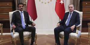 Ο εμίρης του Κατάρ Σεΐχη Ταμίμ μπιν Χαμάντ αλ Θάνι με τον Ταγίπ Ερντογάν στην συνάντηση τους στις 15 Αυγούστου