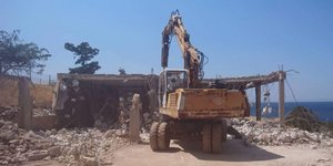 Ξεκίνησε η κατεδάφιση αυθαιρέτων /Φωτογραφία: ΥΠΕΝ