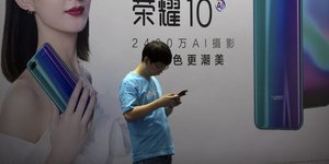 Οι κινητές τεχνολογίες έφεραν νέα δεδομένα στη ζωή μας (Φωτογραφία: AP/ Mark Schiefelbein)