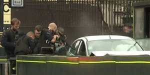 Πάνοπλοι αστυνομικοί σημαδεύουν τον οδηγό του αυτοκινήτου