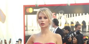 H Lottie Moss ποζάρει στον φακό/Φωτογραφία ΑP