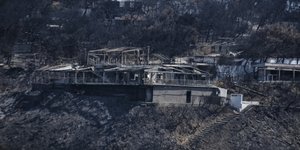 Από ασφυξία οι περισσότεροι θάνατοι στη φονική πυρκαγιά (Φωτογραφία: EUROKINISSI/ ΛΥΔΙΑ ΣΙΩΡΗ)