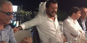 Ο Ματέο Σαλβίνι σε δείπνο το βράδυ της καταστροφής στη Γένοβα. Φωτογραφία: Twitter