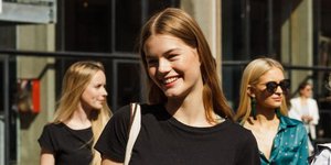 Γυναίκες ποζάρουν στον φακό/Φωτογραφία Shutterstosk