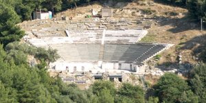 Κατασκευασμένο σε μία φυσική κοιλότητα του λόφου