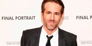 O Ράιαν Ρέινολντς ποζάρει στον φακό/Φωτογραφία AP