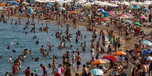 Ούτε καρφίτσα δεν πέφτει αυτές τις μέρες στις ισπανικές παραλίες (Φωτογραφία: ΑΡ)