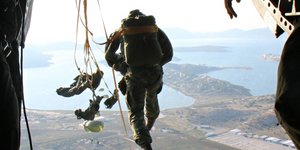 Αλμα αλεξιπτωτιστών από Σινούκ (Φωτογραφία: ΓΕΣ)
