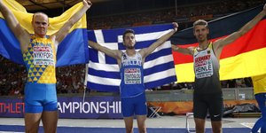 Ο Μίλτος Τεντόγλου πανηγυρίζει την κατάκτηση του χρυσού (Φωτογραφία: AP/ Matthias Schrader)