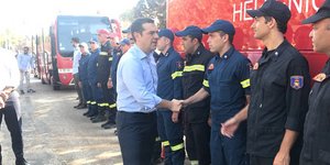 Ο Αλέξης Τσίπρας κατά την επίσκεψη του στο Μάτι