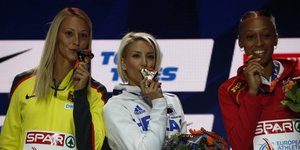 Η Βούλα Παπαχρήστου στο βάθρο (Φωτογραφία: EUROKINISSI)