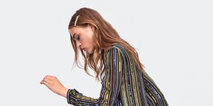 Μοντέλο ποζάρει στoν φακό/Φωτογραφία Zara