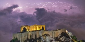 Αστραπές στον Αττικό ουρανό