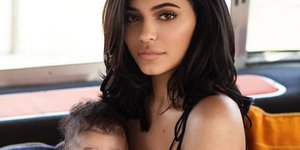 H Kάιλι Τζένερ ποζάρει αγκαλιά με την μικρή Στόρμι/Φωτογραφία Instagram @kyliejenner