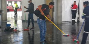 Λαθρεπιβάτες καθαρίζουν κεντρικό σταθμό στην Μπογκοτά (Φωτογραφία: Twitter)